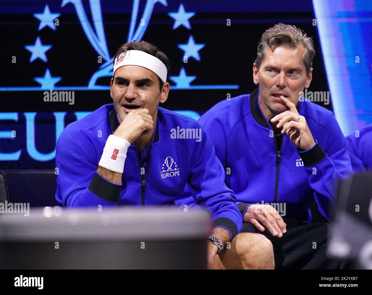 Roger Federer vom Team Europe (links) und Vizekapitän Thomas Enqvist am ersten Tag des Laver Cup in der O2 Arena, London. Bilddatum: Freitag, 23. September 2022. Stockfoto