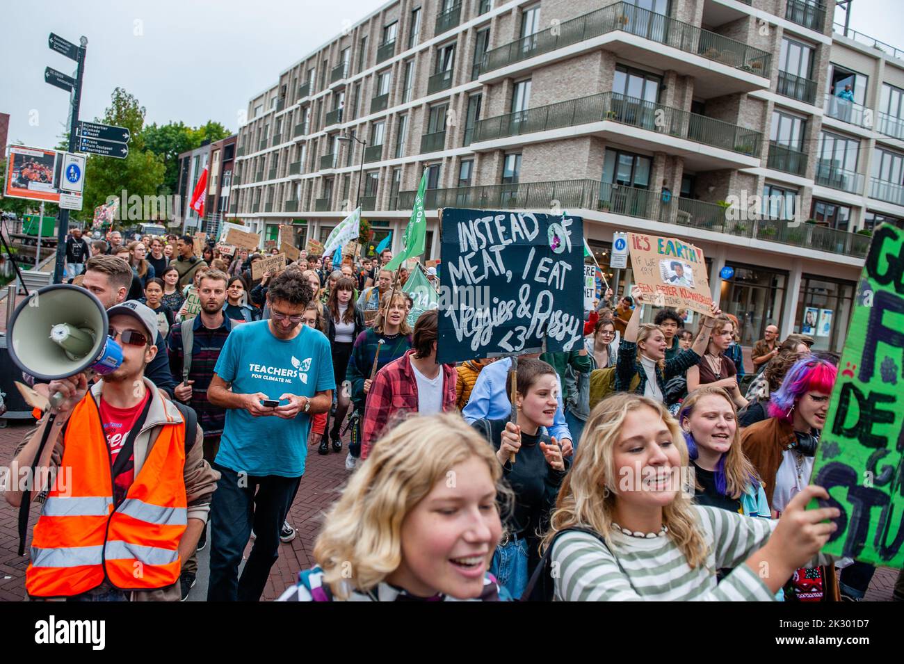 Arnhem, Niederlande. 23. September 2022. Demonstranten rufen Slogans, während sie Plakate halten. Studenten und junge Menschen aus allen Teilen des Landes versammelten sich in der niederländischen Stadt Arnhem, um Maßnahmen für die Forderungen indigener, schwarzer und anderer marginalisierter Gemeinschaften zu fordern, ihr Land neu anzueignen. Die Klima-Jugendorganisation #FridaysForFuture hat diesen märz organisiert, um weiterhin eine bessere Klimapolitik zu fordern und die Zerstörung des Landes von MAPA (am stärksten betroffene Völker und Gebiete) zu stoppen. Kredit: SOPA Images Limited/Alamy Live Nachrichten Stockfoto