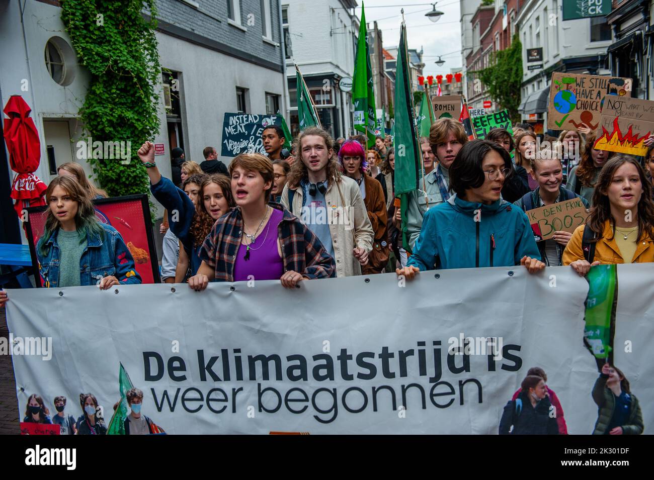 Demonstranten werden mit einem großen Banner gesehen, auf dem steht, dass der Klimastreik während der Demonstration erneut begonnen hat. Studenten und junge Menschen aus allen Teilen des Landes versammelten sich in der niederländischen Stadt Arnhem, um Maßnahmen für die Forderungen indigener, schwarzer und anderer marginalisierter Gemeinschaften zu fordern, ihr Land neu anzueignen. Die Klima-Jugendorganisation #FridaysForFuture hat diesen märz organisiert, um weiterhin eine bessere Klimapolitik zu fordern und die Zerstörung des Landes von MAPA (am stärksten betroffene Völker und Gebiete) zu stoppen. Stockfoto