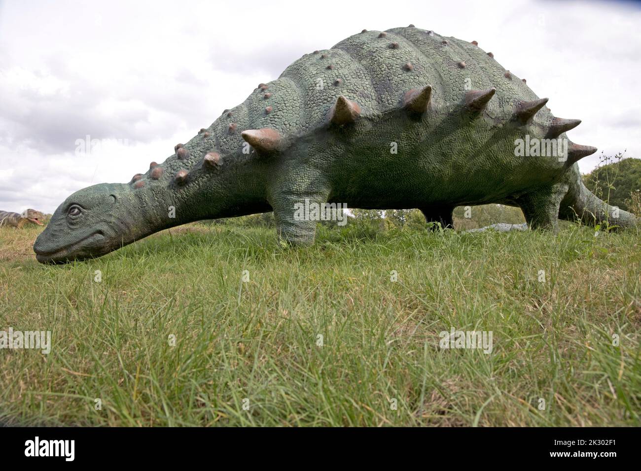Lebensgroßes Modell des gepanzerten Dinosauriers Panaaplosaurus All Things Wild, Honeybourne, Großbritannien Stockfoto