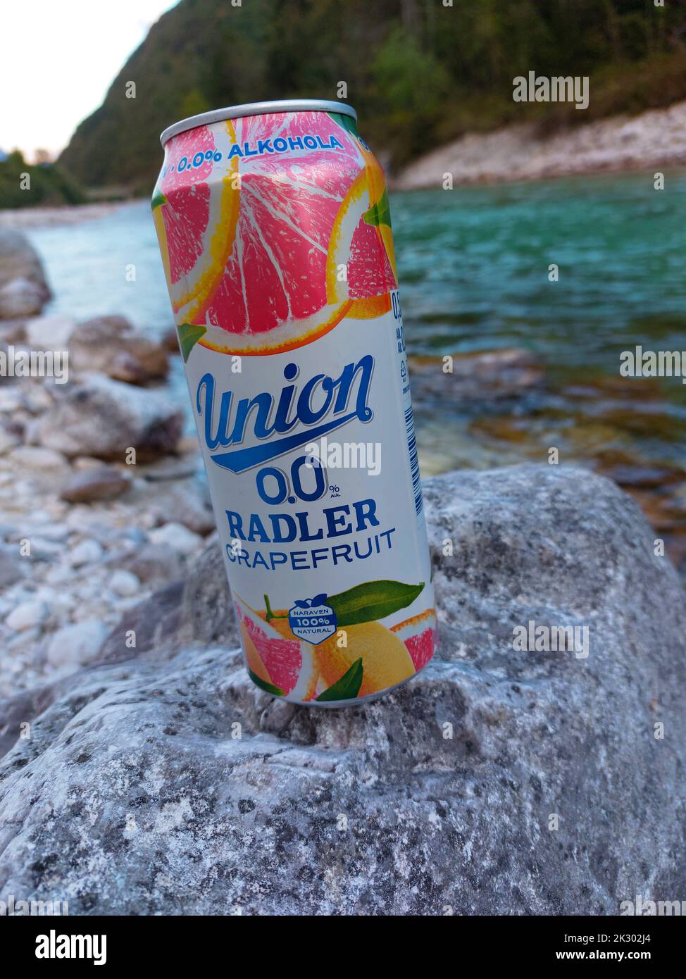 Union alkoholfreie Radler kann an den Ufern des Flusses Soca in Slowenien Stockfoto