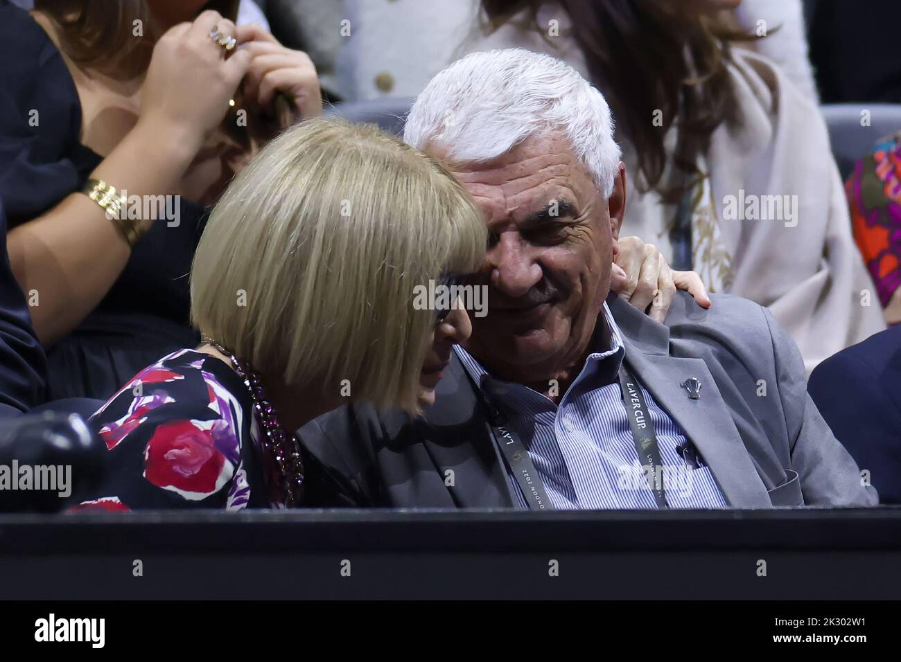 London, Großbritannien. 23. September 2022. 23.. September 2022; O2, London England: Laver Cup internationales Tennisturnier: Rodger Federers Vater Robert Federer sitzt mit Vouge-Redakteurin Anna Wintour Credit: Action Plus Sports Images/Alamy Live News Stockfoto