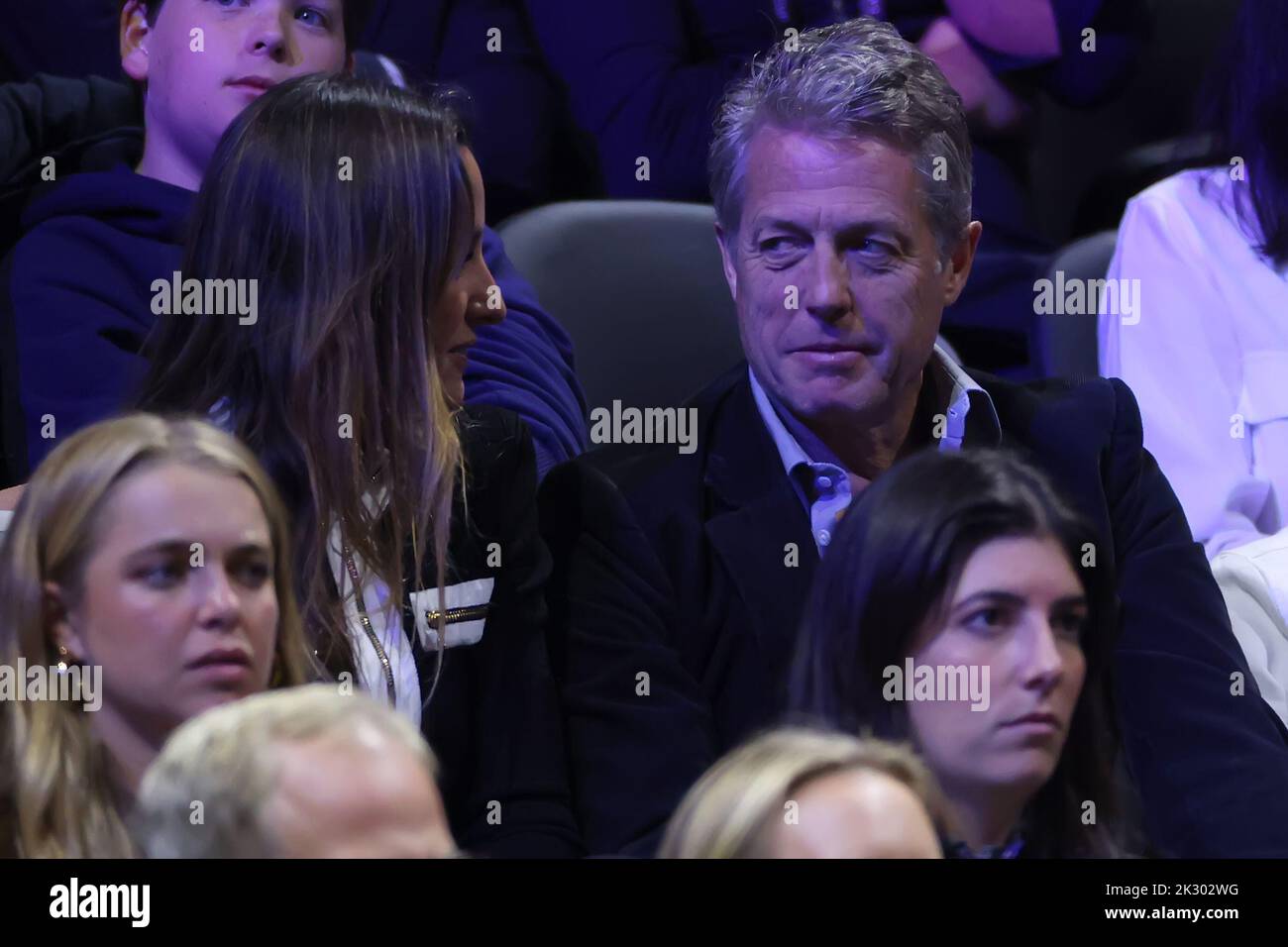 London, Großbritannien. 23. September 2022. 23.. September 2022; O2, London England: Laver Cup internationales Tennisturnier: Englischer Schauspieler Hugh Grant sitzt in der Menge Credit: Action Plus Sports Images/Alamy Live News Stockfoto