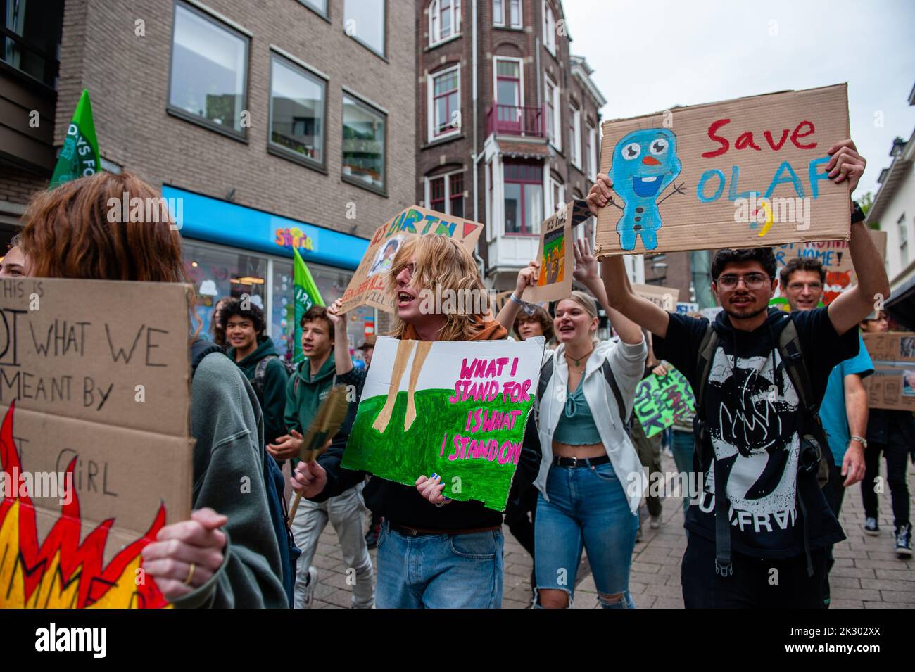 Eine Gruppe von Männern hält Plakate, während sie während der Demonstration Slogans rufen. Studenten und junge Menschen aus allen Teilen des Landes versammelten sich in der niederländischen Stadt Arnhem, um Maßnahmen für die Forderungen indigener, schwarzer und anderer marginalisierter Gemeinschaften zu fordern, ihr Land neu anzueignen. Die Klima-Jugendorganisation #FridaysForFuture hat diesen märz organisiert, um weiterhin eine bessere Klimapolitik zu fordern und die Zerstörung des Landes von MAPA (am stärksten betroffene Völker und Gebiete) zu stoppen. (Foto von Ana Fernandez/SOPA Images/Sipa USA) Stockfoto