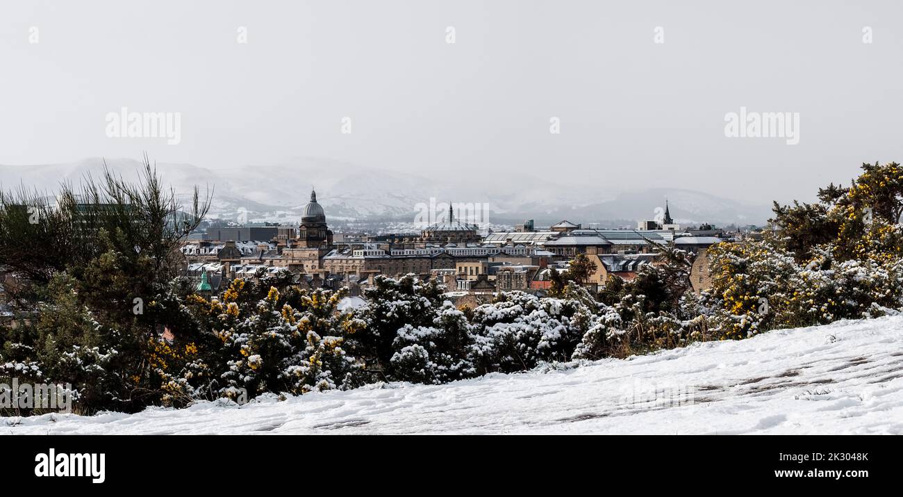 Winterlicher Blick vom Carlton Hill auf die Stadt Edinburgh und die schneebedeckten Pentland-Hügel Stockfoto