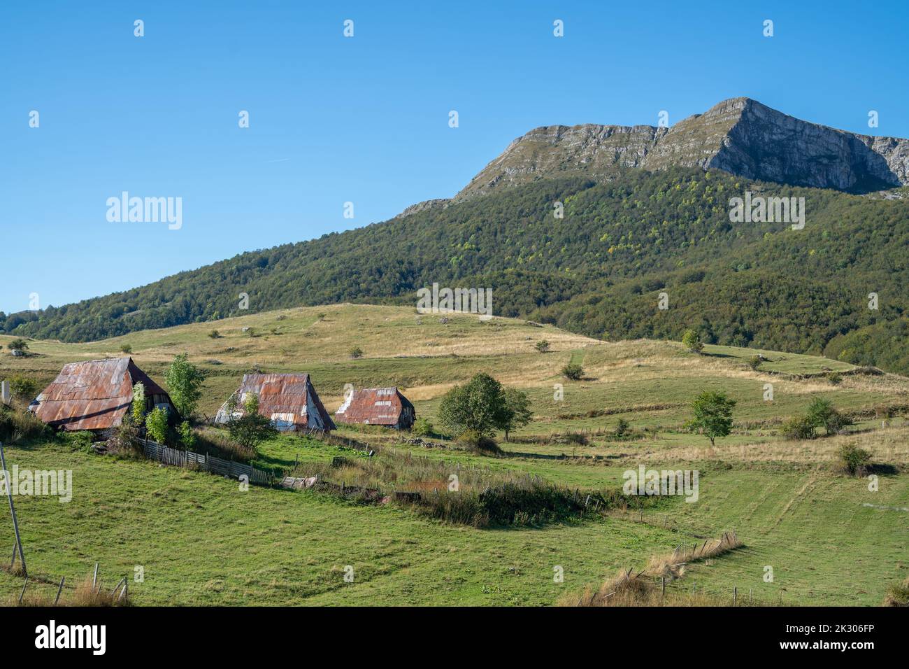 Ein altes Bergdorf mit Dächern aus geschnittenen alten Fässern mit einem schönen Blick auf die Landschaft - ideal für Tapeten Stockfoto