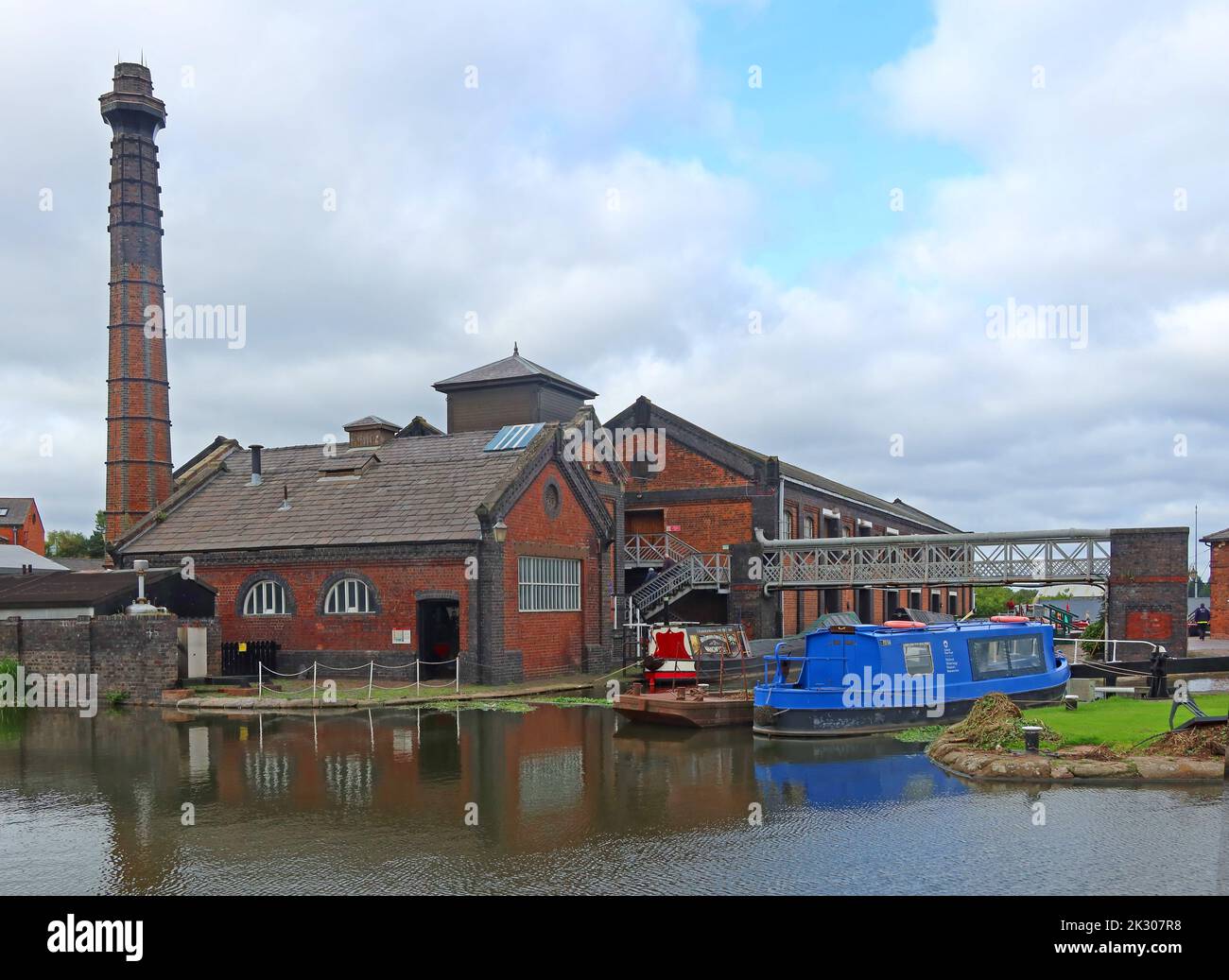 Die Schleusen des Shropshire Union Canal am Hafen von Ellesmere zeigen den Kamin des Pumpenhauses und die alten viktorianischen Wasserstraßengebäude Stockfoto