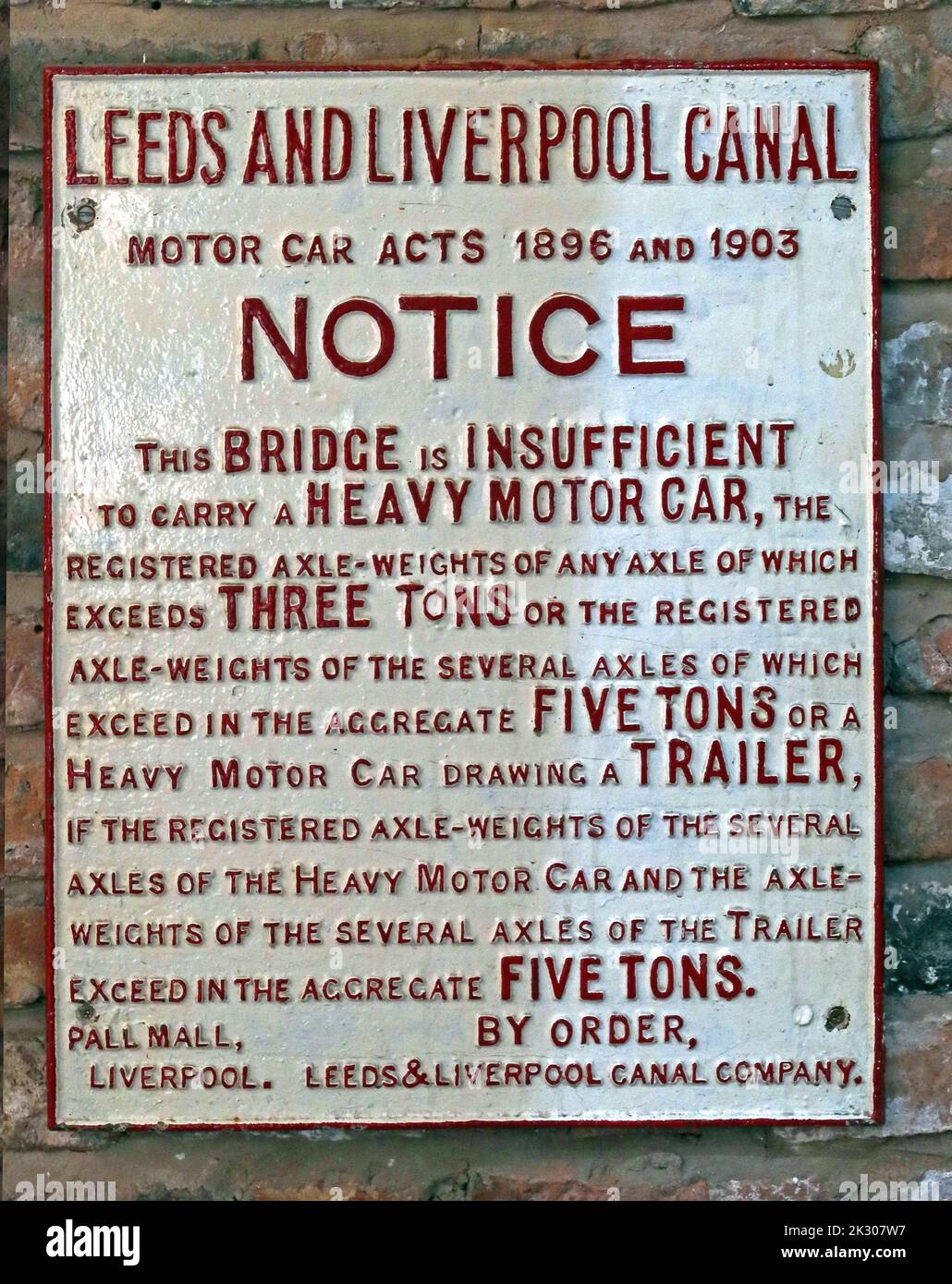 Leeds und Liverpool Kanal, Bridge Notice, Motor Car Act 1896 und 1903, Achtung, diese Brücke reicht nicht aus, um ein schweres Auto zu befördern Stockfoto