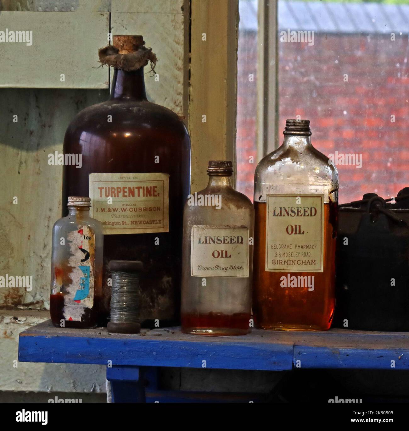 Flaschen mit Ölen, Leinsamen, Terpentin Stockfoto