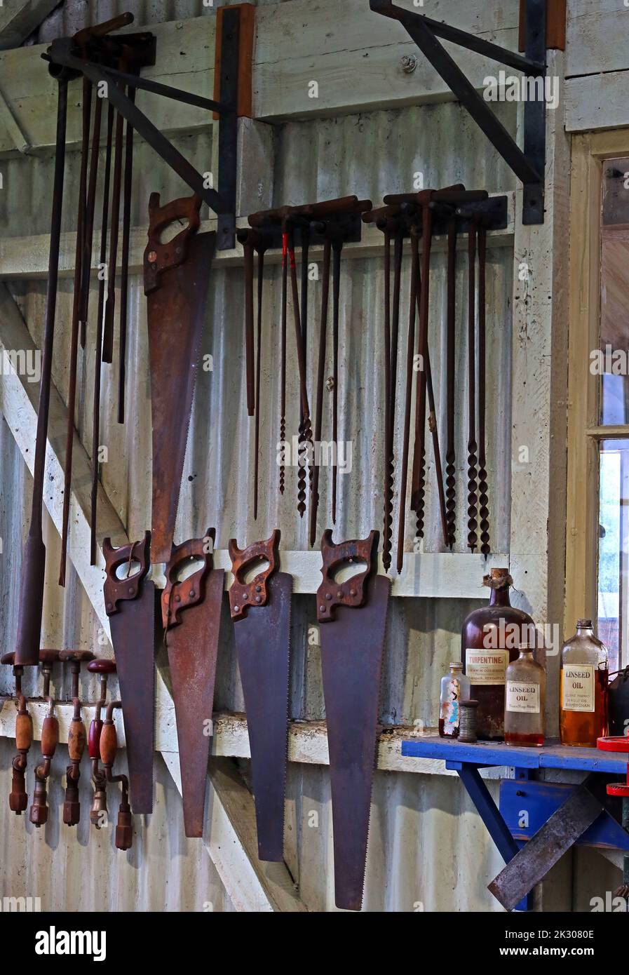 Werkzeuge, die ordentlich in einem Werkzeugschuppen aufbewahrt werden, Sägen, Stockfoto