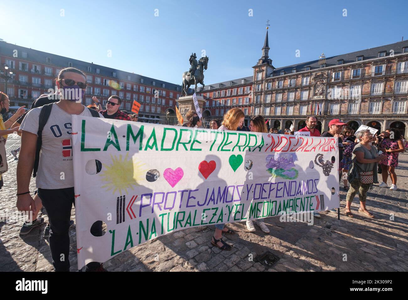 Madrid, Spanien. 23. September 2022. Die Demonstranten halten während der Demonstration für das Klima ein Banner mit der Aufschrift „die andere Erde gibt uns Leben“ und fordern eine Veränderung des Energiesystems. Die Kundgebung wurde von Fridays for Future organisiert, einer europaweiten Jugendbewegung zur Verteidigung des Planeten, die die Umweltkrise ins Rampenlicht rücken will. Die wissenschaftliche Gemeinschaft warnt seit Jahren davor, dass sich das Klimasystem der Erde erwärmt und dass es wahrscheinlich überwiegend von Menschen verursacht wird. (Foto: Atilano Garcia/SOPA Images/Sipa USA) Quelle: SIPA USA/Alamy Live News Stockfoto