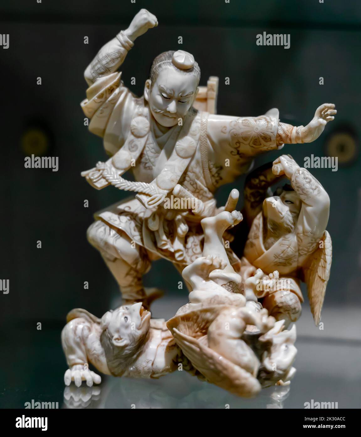 Hojo Takatoki und Tengu, geflügelter Dämon, Kobold - Elfenbeinschnitzerei - japanische Figur, Japan. Ende des 19.. Jahrhunderts Stockfoto