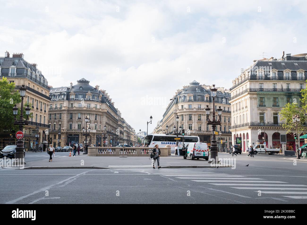 Paris, Frankreich - August 26 2022: Blick vom Pariser Opernhaus, erbaut 1861-1875, historisches Denkmal in Paris, Frankreich. Blick auf Gebäude und Menschen Stockfoto