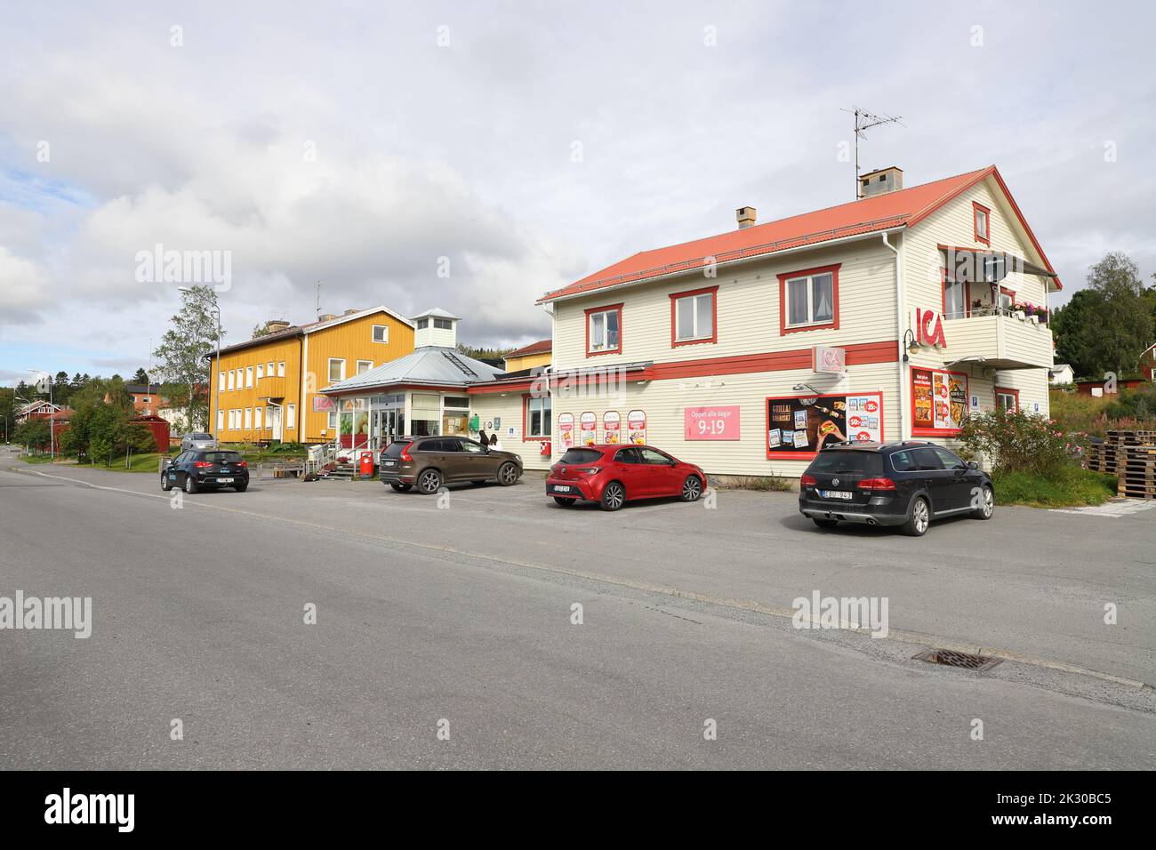 Morsil, Schweden - 1. September 2022: Außenansicht des Lebensmittelladens Ica. Stockfoto