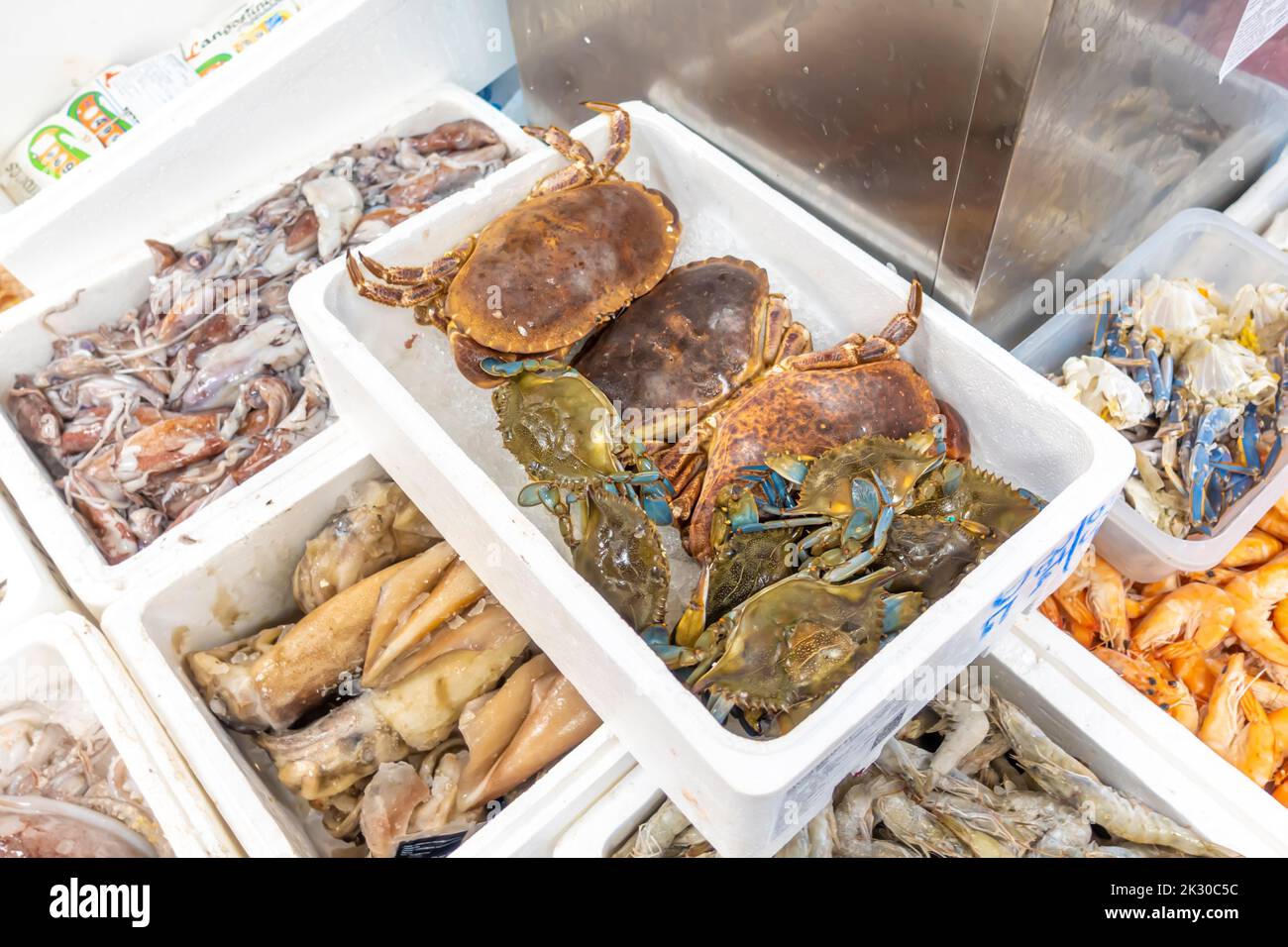 Callinectes sapidus die blaue Krabbe, atlantische blaue Krabbe, oder auf der Region als die blaue Krabbe der chesapeake, die im Mercado de Los Mostenses, Madrid, Spanien, verkauft wird Stockfoto