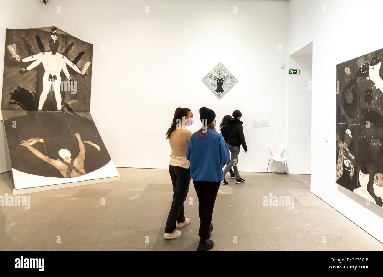 Besucher der Belkis Ayón Ausstellung im Museo Nacional Centro de Arte Reina Sofía, Madrid Stockfoto