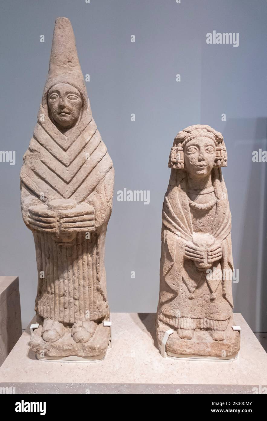 Weibliche Offeranzfiguren - Kalkstein - iberische Kultur - 3. - 2. Jahrhundert v. Chr. - Schrein von Cerro de los Santos - Montealegre del castillo, Albacete Stockfoto