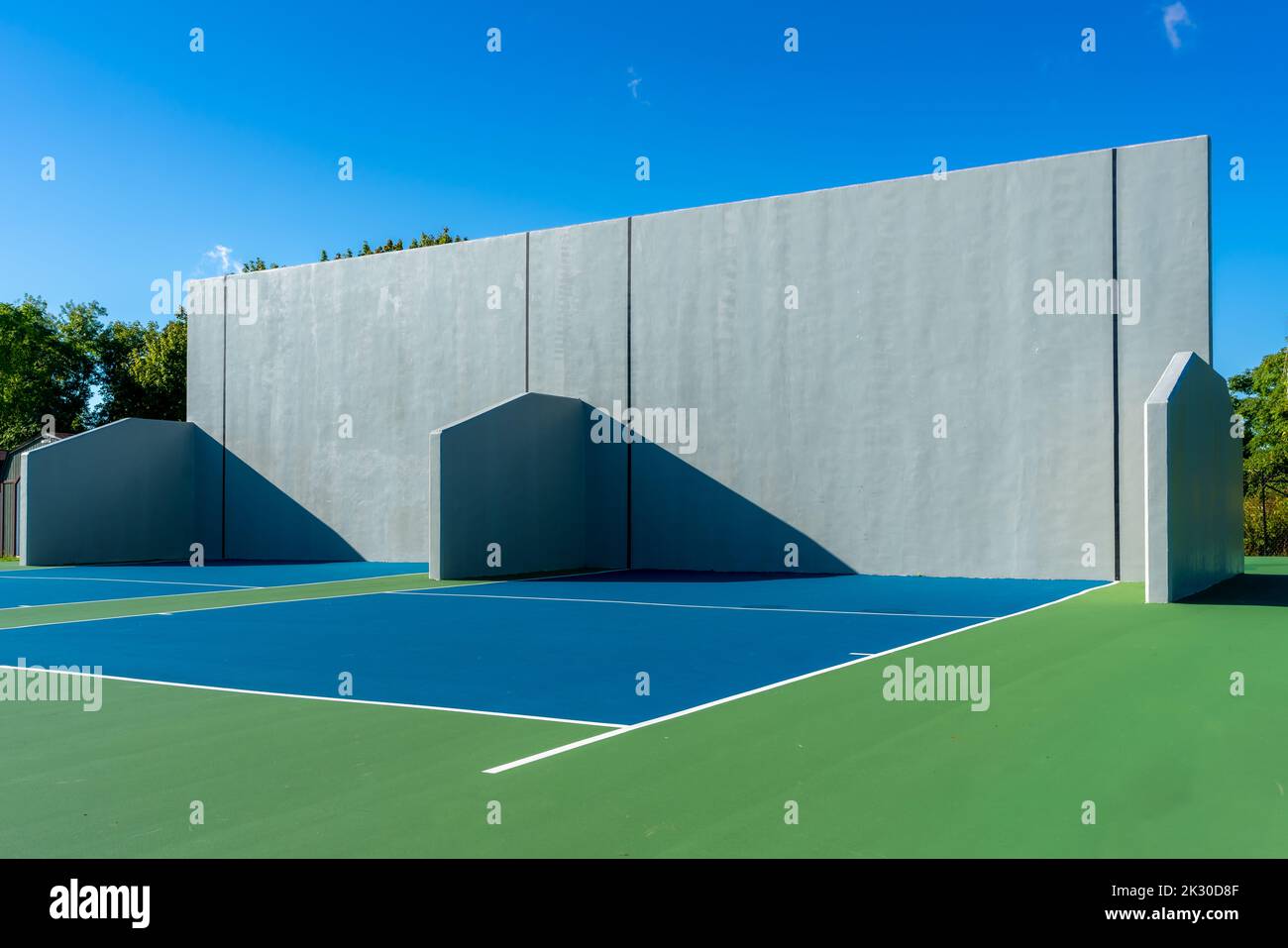 Beispiel für einen amerikanischen Handballplatz mit Betonwand, der sich in einem Park oder einer Schule befindet. Stockfoto