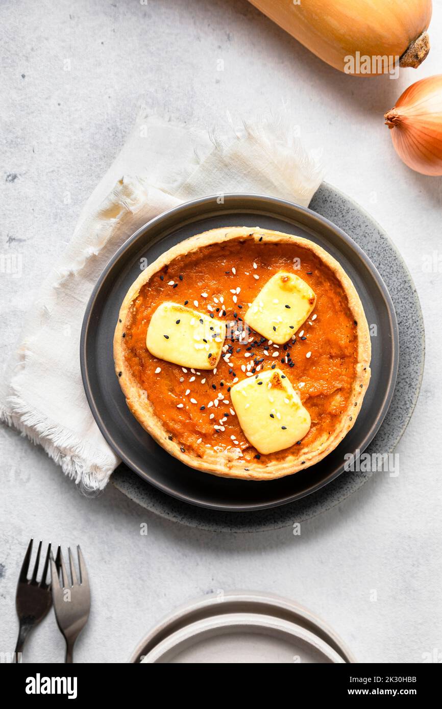 Studio-Shot mit frisch gebackenem Butternut-Kürbiskuchen mit Sesamsamen Stockfoto