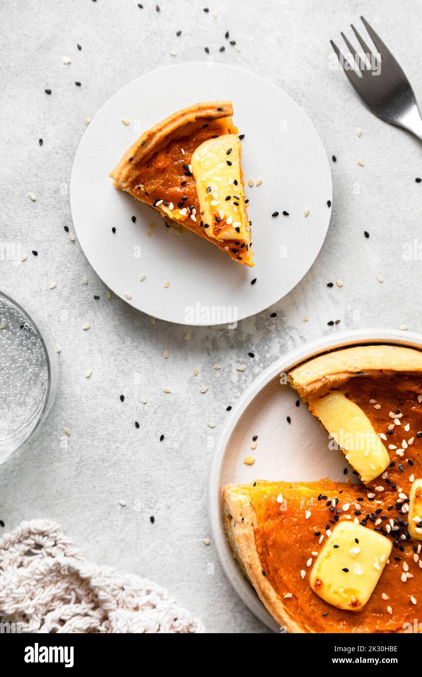 Studio-Shot mit frisch gebackenem Butternut-Kürbiskuchen mit Sesamsamen Stockfoto