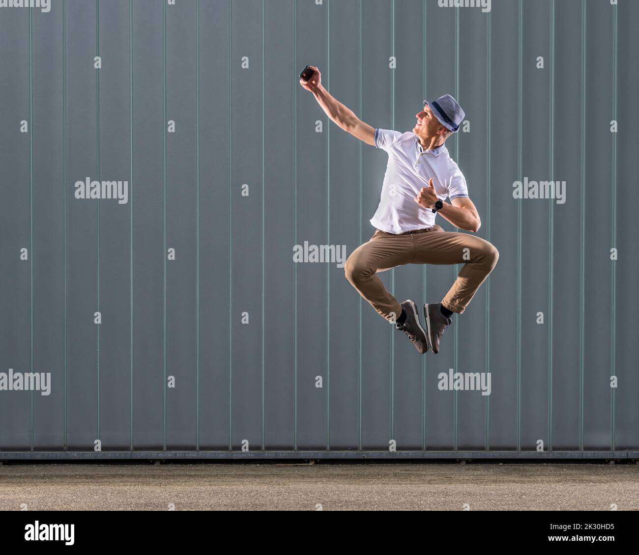 Junger Mann, der Selfie zeigt und Daumen hoch in der Luft zeigt Stockfoto