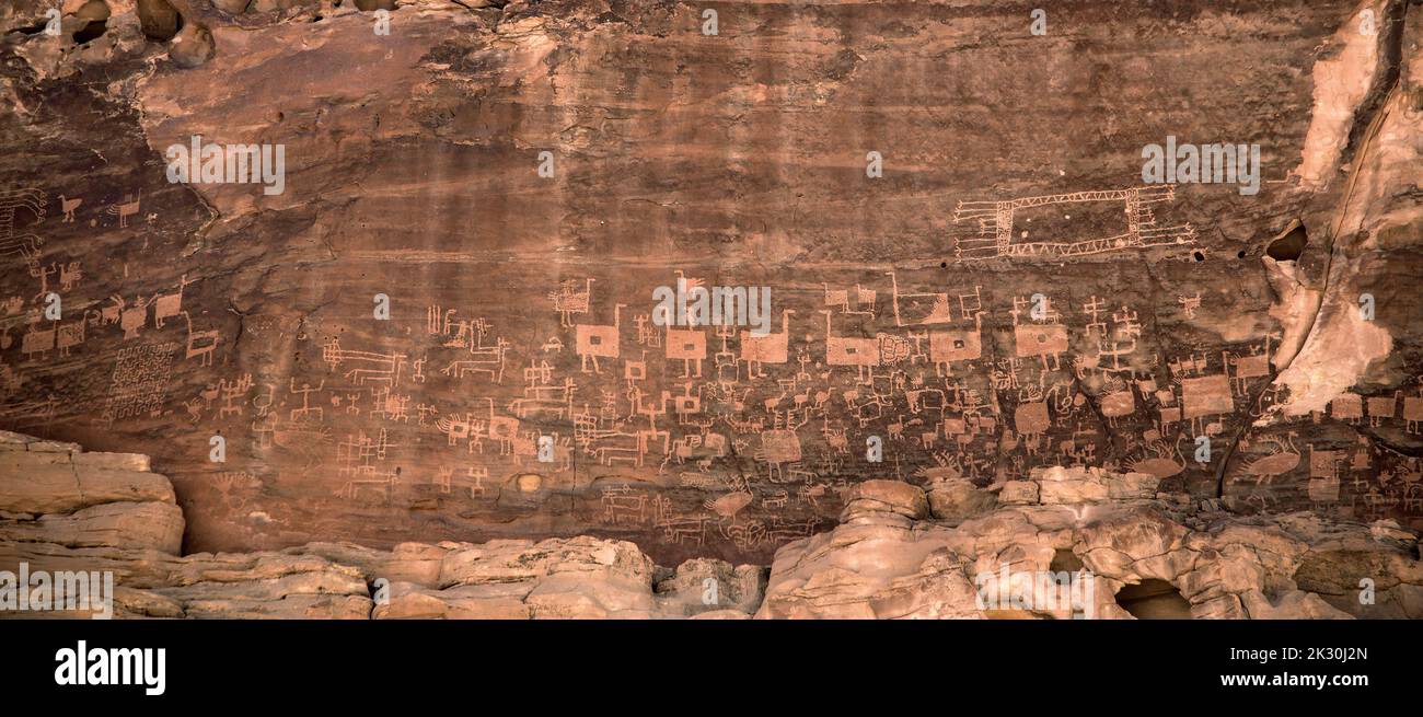 Felswand bedeckt mit der nabatäischen Felskunst Al Ula Saudi-Arabien Stockfoto