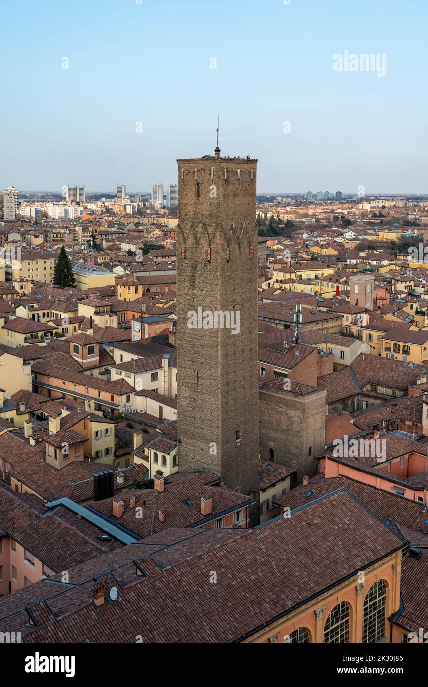 Italien, Emilia-Romagna, Bologna, Blick auf die historische Altstadt mit einem hohen mittelalterlichen Turm im Vordergrund Stockfoto