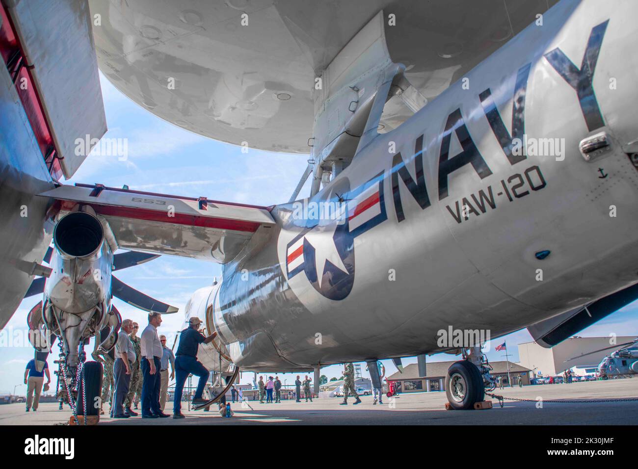 NORFOLK, VA. (Sept 21, 2022) – Teilnehmer der Arbeitgeberanerkennungsveranstaltung der Marine (NERE), steigen an Bord eines E-2C Hawkeye während einer Tour durch verschiedene Navy Reserve Flugzeuge im Chambers Field auf der Naval Station Norfolk September 21. NERE ist eine professionelle Anerkennungsveranstaltung für herausragende zivile Arbeitgeber von Matrosen der Navy Reserve, die über die Anforderungen des Uniformierten Services Employment and Reemployment Rights Act hinaus außergewöhnliche Unterstützung für ihre Mitarbeiter der Citizen-Sailor gezeigt haben. NERE bietet auch ausgewählten zivilen Arbeitgebern von Matrosen der Navy Reserve einen Blick aus erster Hand auf die Fähigkeiten Stockfoto