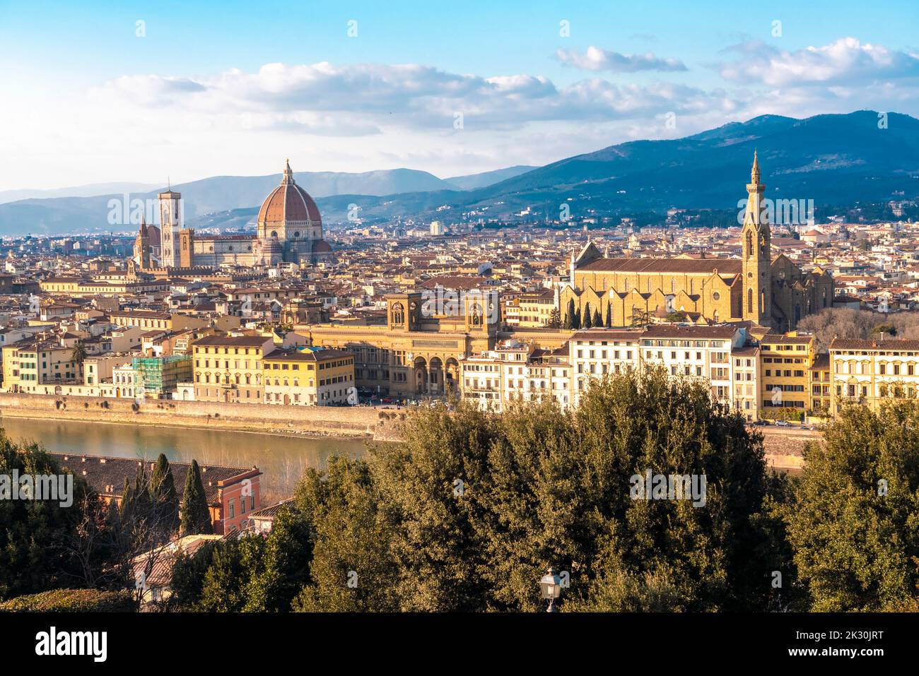 Italien, die Toskana, Florenz, die Kathedrale von Florenz, die Basilika des Heiligen Kreuzes und die umliegenden Gebäude Stockfoto