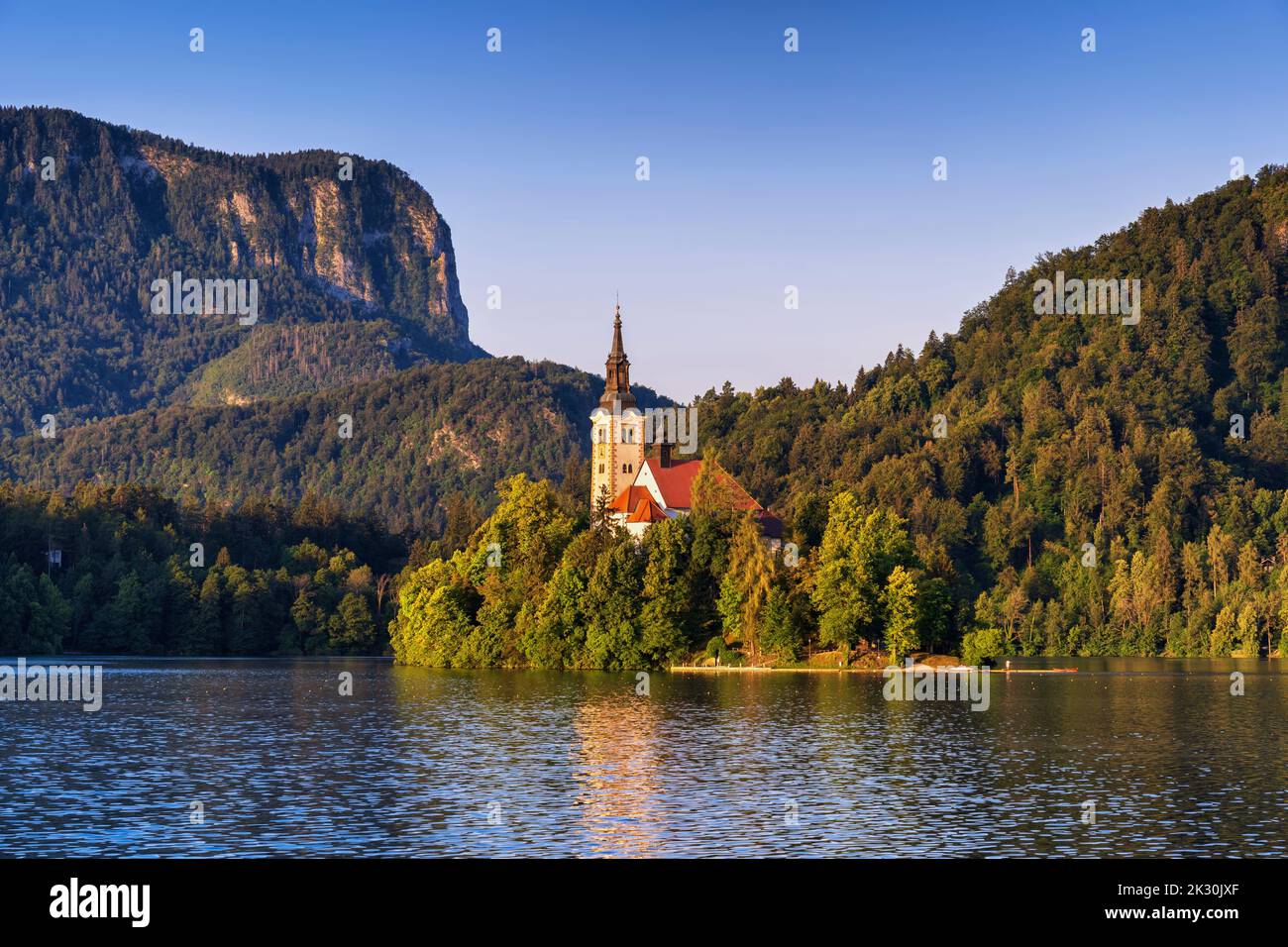Slowenien, Oberkrain, Kirche, Kirche auf der Insel Bled in der Abenddämmerung Stockfoto