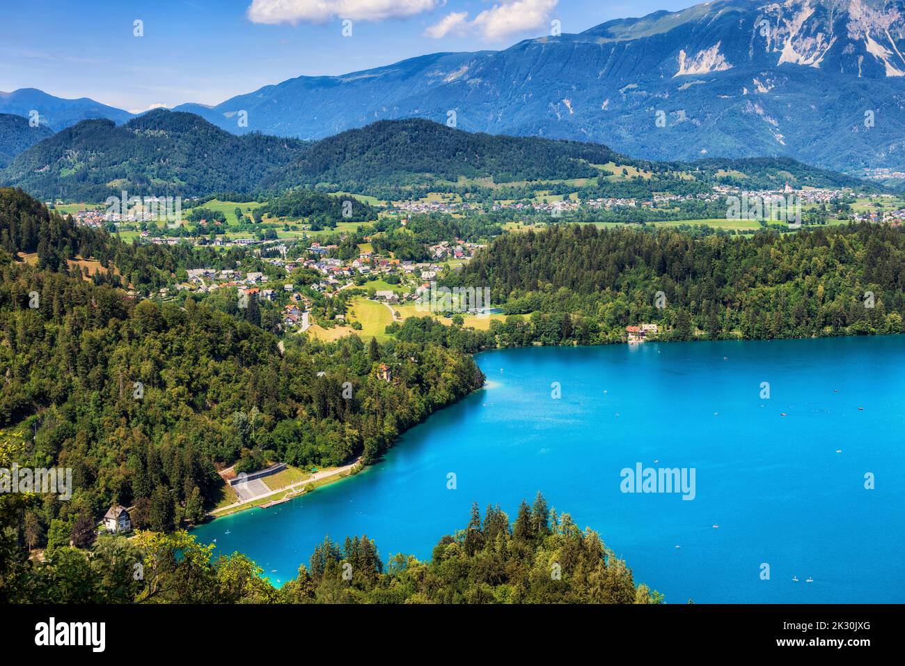 Slowenien, Oberkrain, Blick auf den Bleder See und die nahe gelegene Stadt im Sommer Stockfoto