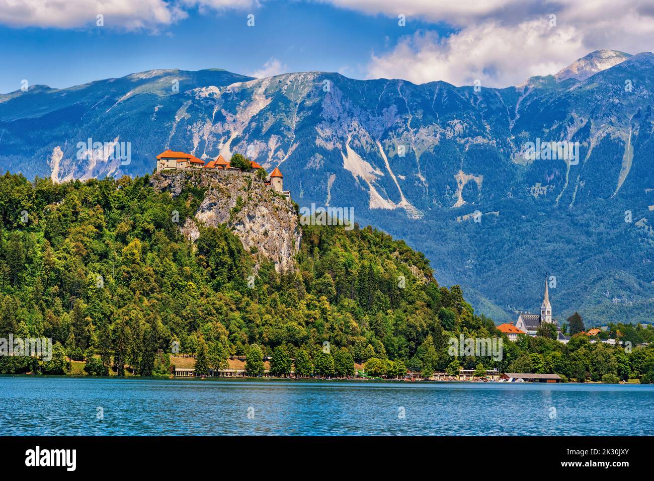 Slowenien, Oberkrain, Panorama-Ansicht der Burg von Bled mit den Julischen Alpen im Hintergrund Stockfoto