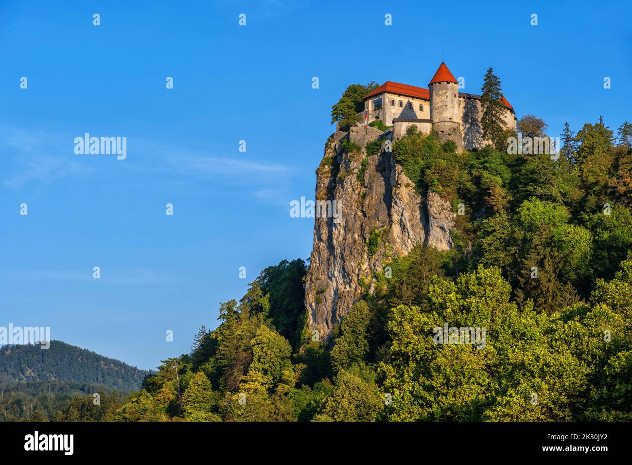 Slowenien, Oberkrain, Schloss Bled mit Blick auf die Landschaft Stockfoto