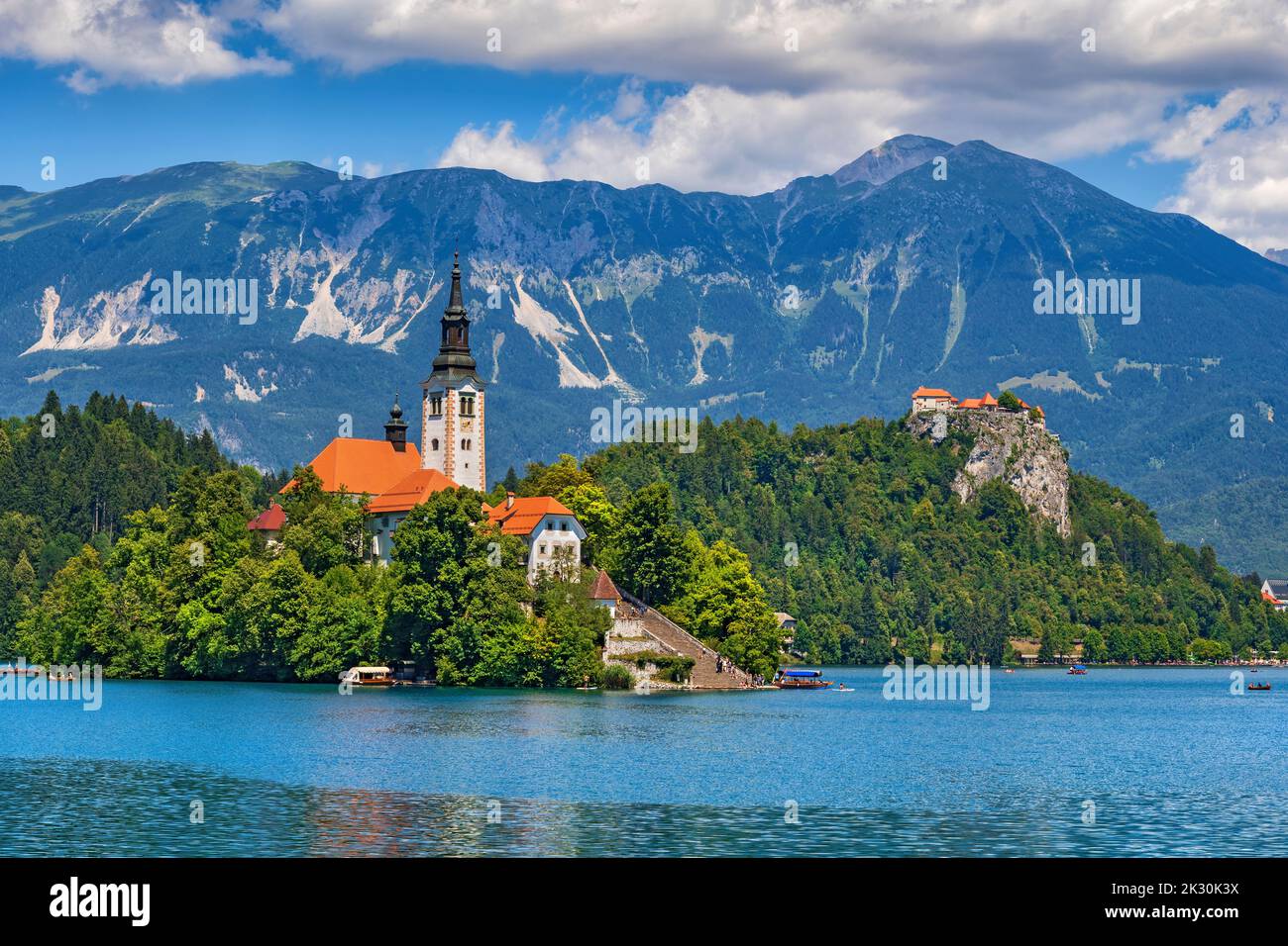 Slowenien, Oberkrain, Kirche, malerische Ansicht der Kirche auf der Insel Bled mit den Julischen Alpen im Hintergrund Stockfoto