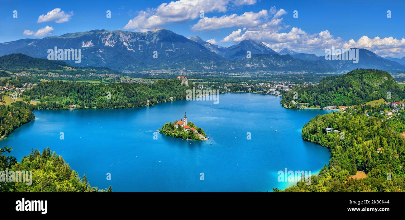 Slowenien, Oberkrain, Kirche, malerische Aussicht auf die Insel Bled und die umliegende Landschaft im Sommer Stockfoto
