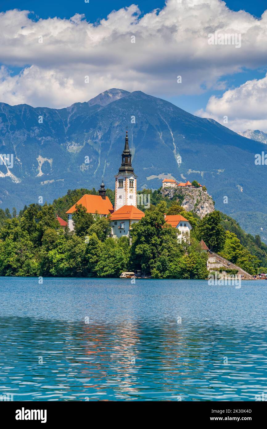 Slowenien, Oberkrain, Kirche, malerische Ansicht der Kirche auf der Insel Bled mit den Julischen Alpen im Hintergrund Stockfoto