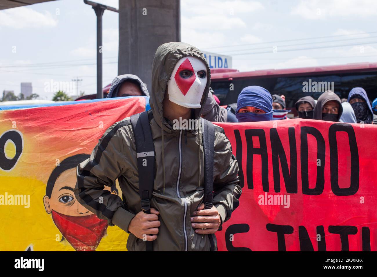 Mexiko-Stadt, CDMX, Mexiko. 23. September 2022. Am dritten Tag in Folge protestierten Schüler der ländlichen Schule Raul Isidro Burgos für Lehrer in Ayotzinapa sowie Eltern der 43 vermissten Jugendlichen, um Gerechtigkeit zu fordern, nur wenige Tage nach dem 8.. Jahrestag des tragischen Ereignisses, dieses Mal, Vor dem Militärlager Nr. 1 aufgrund von Beweisen, die die militärische Beteiligung an dem Fall bestätigen. Am Ende der Veranstaltung fanden Zusammenstöße zwischen militärischen Elementen und den Demonstranten statt (Bild: © Cristian Leyva/ZUMA Press Wire) Quelle: ZUMA Press, Inc./Alamy Live News Stockfoto