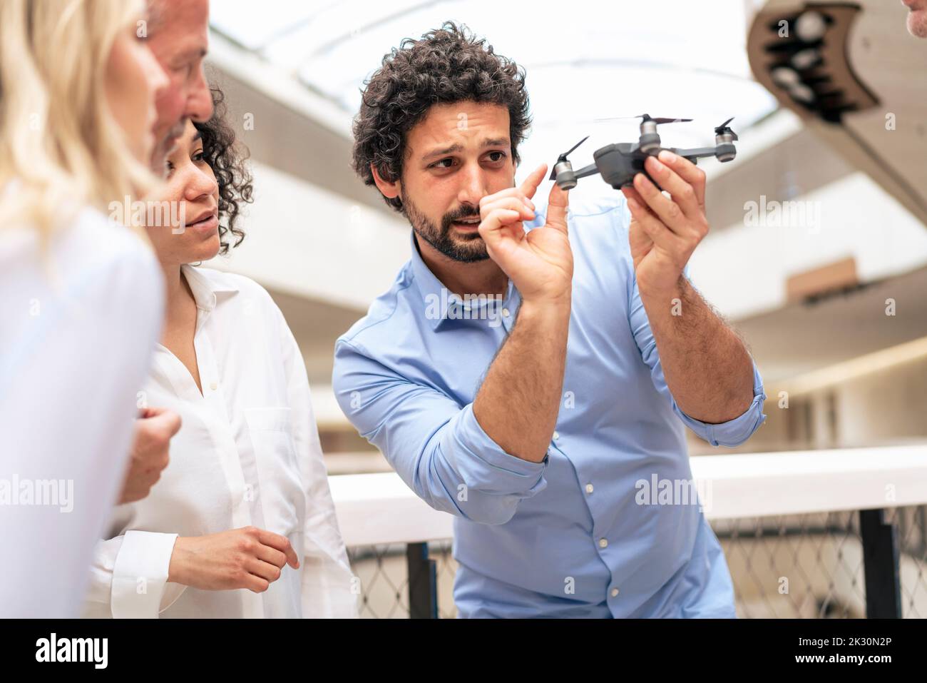 Techniker diskutiert über Drohne mit Kollegen im Büro Stockfoto