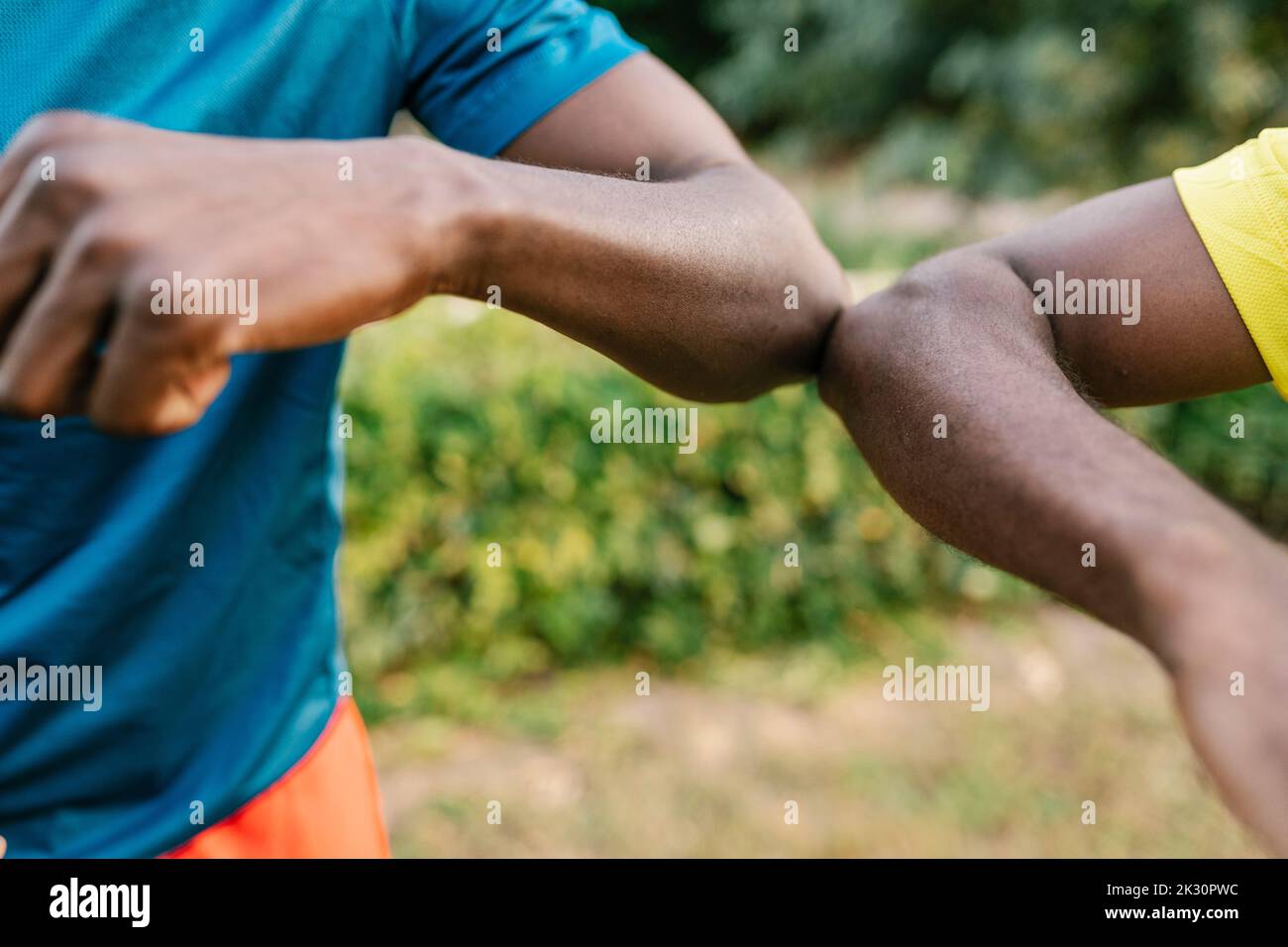 Junge Freunde machen Ellenbogenstoß Stockfoto