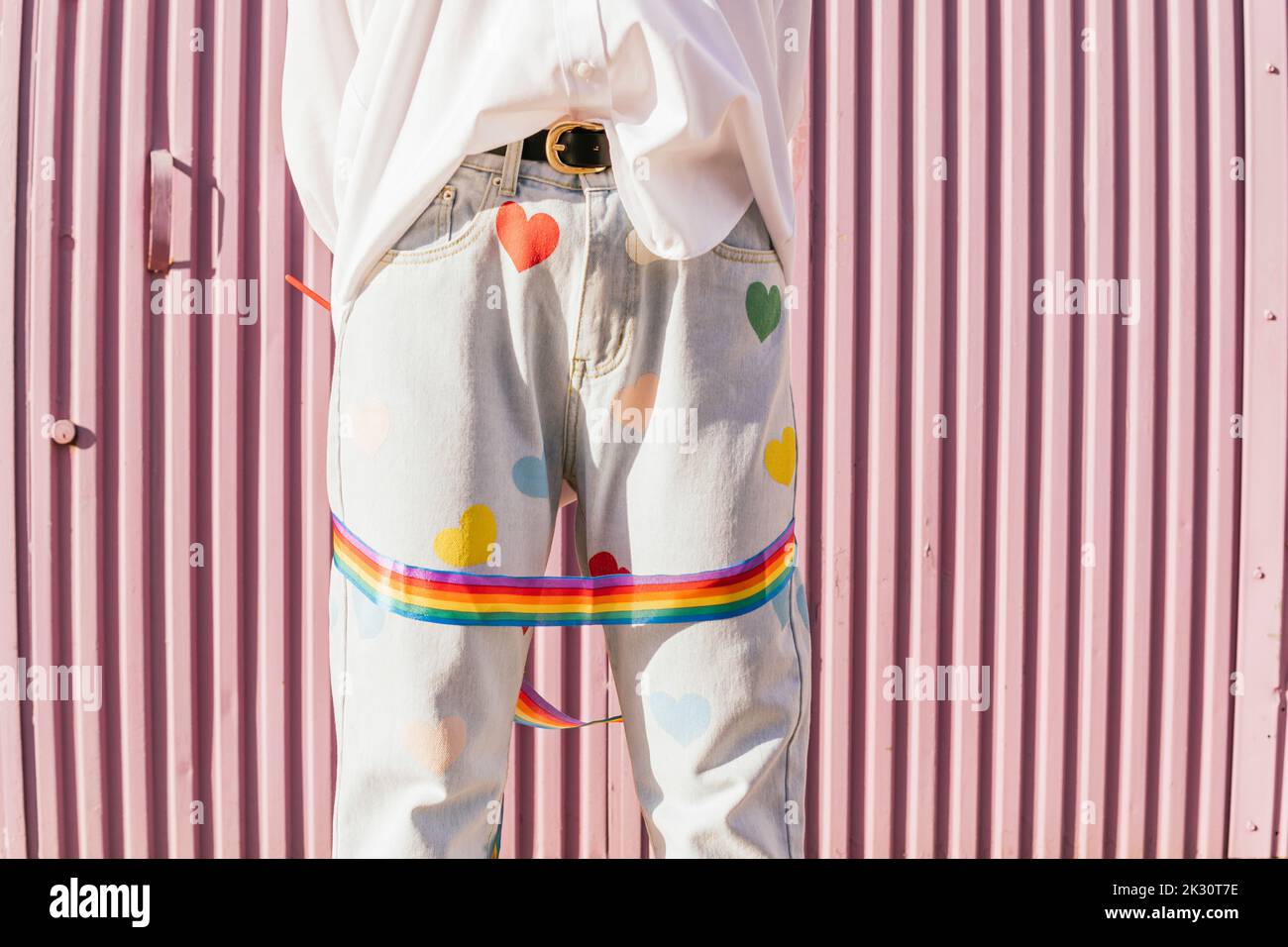 Frau gewickelt mit Regenbogen farbigen Band an sonnigen Tag Stockfoto