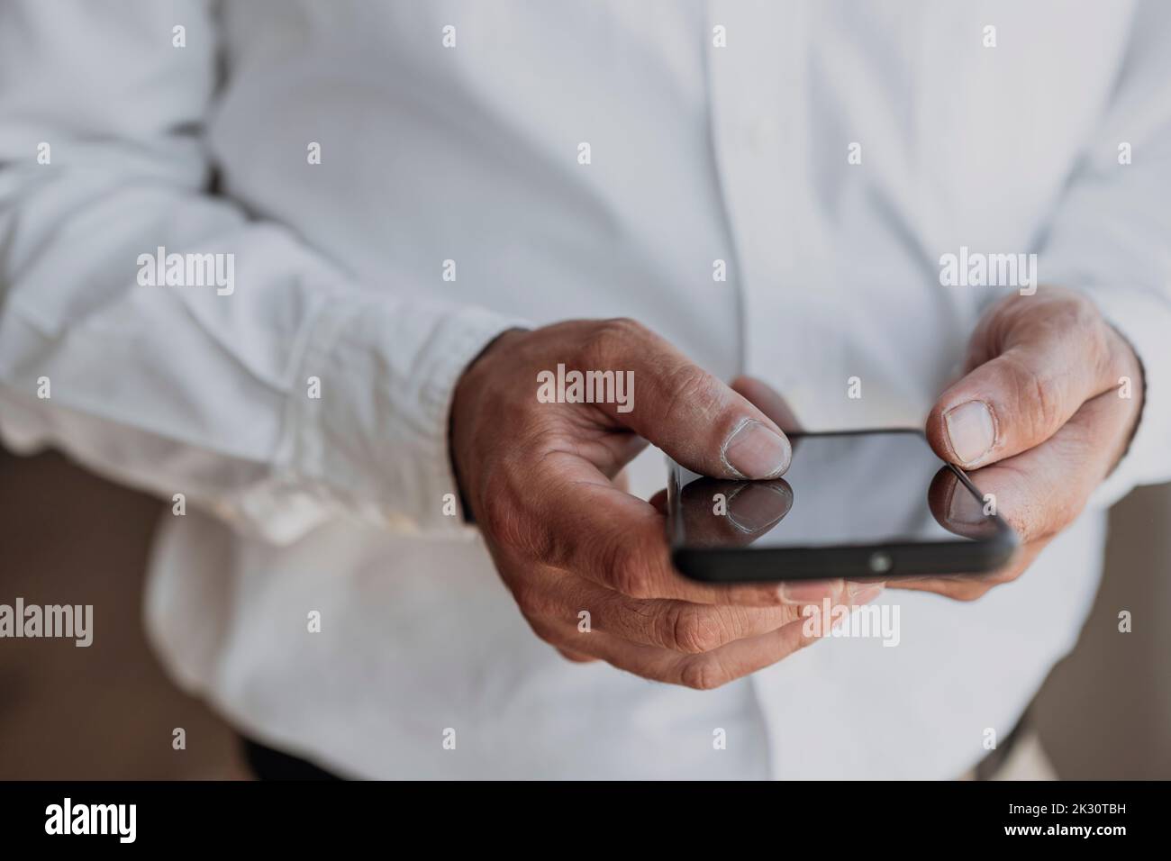 Hände eines Geschäftsmannes mit Smartphone Stockfoto
