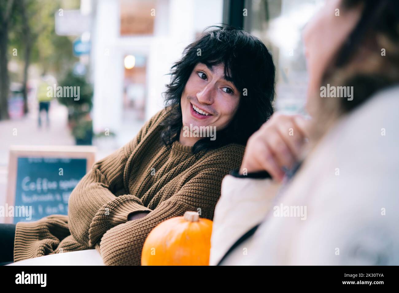 Sohn und Mutter unterhalten sich im Café Stockfoto