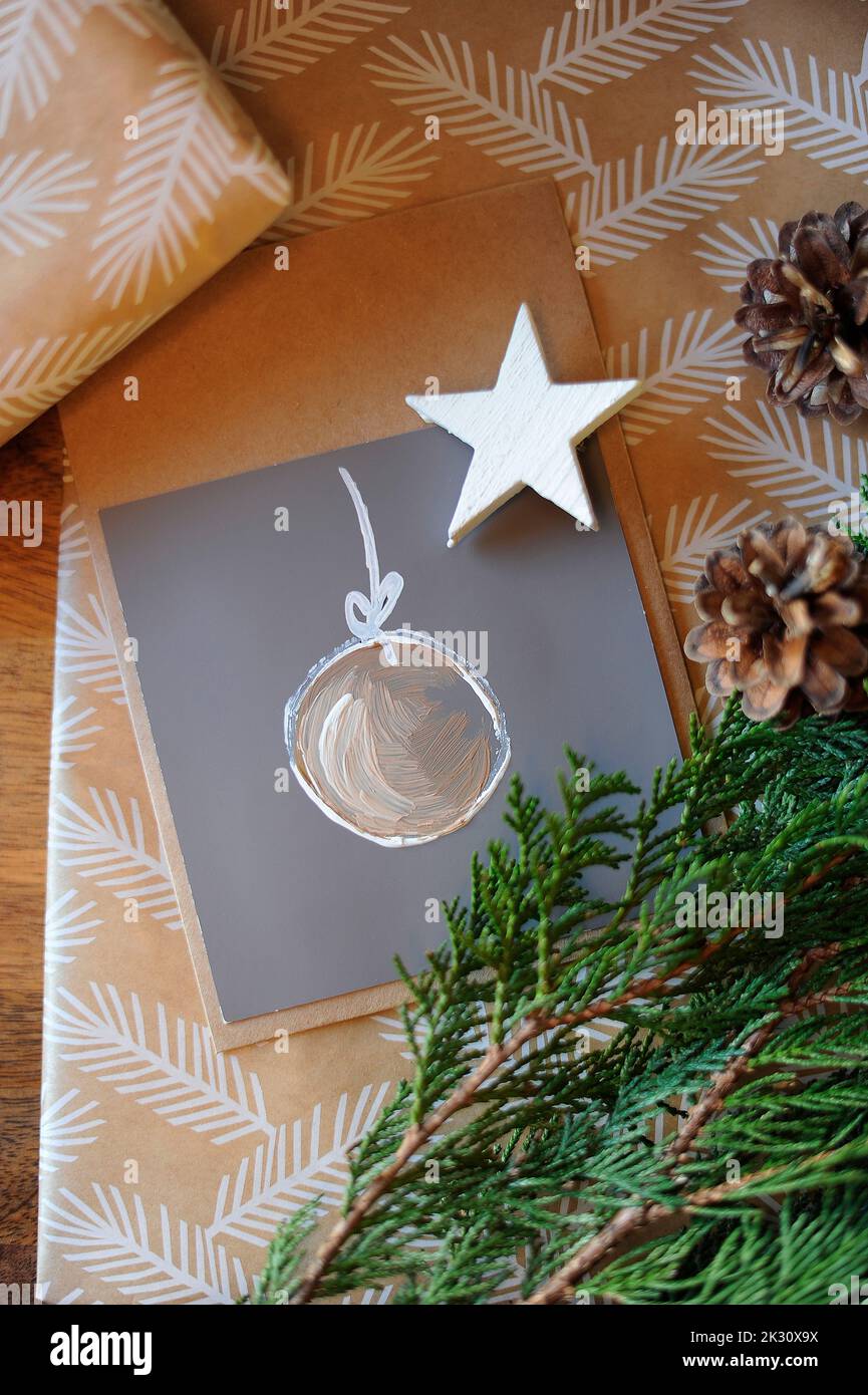 Handgemachte Weihnachtskarte mit Zeichnung des Weihnachtsornaments Stockfoto