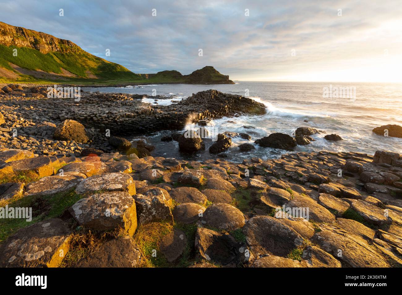 Basaltsteine an der Küste in Giant's Causeway, Nordirland Stockfoto