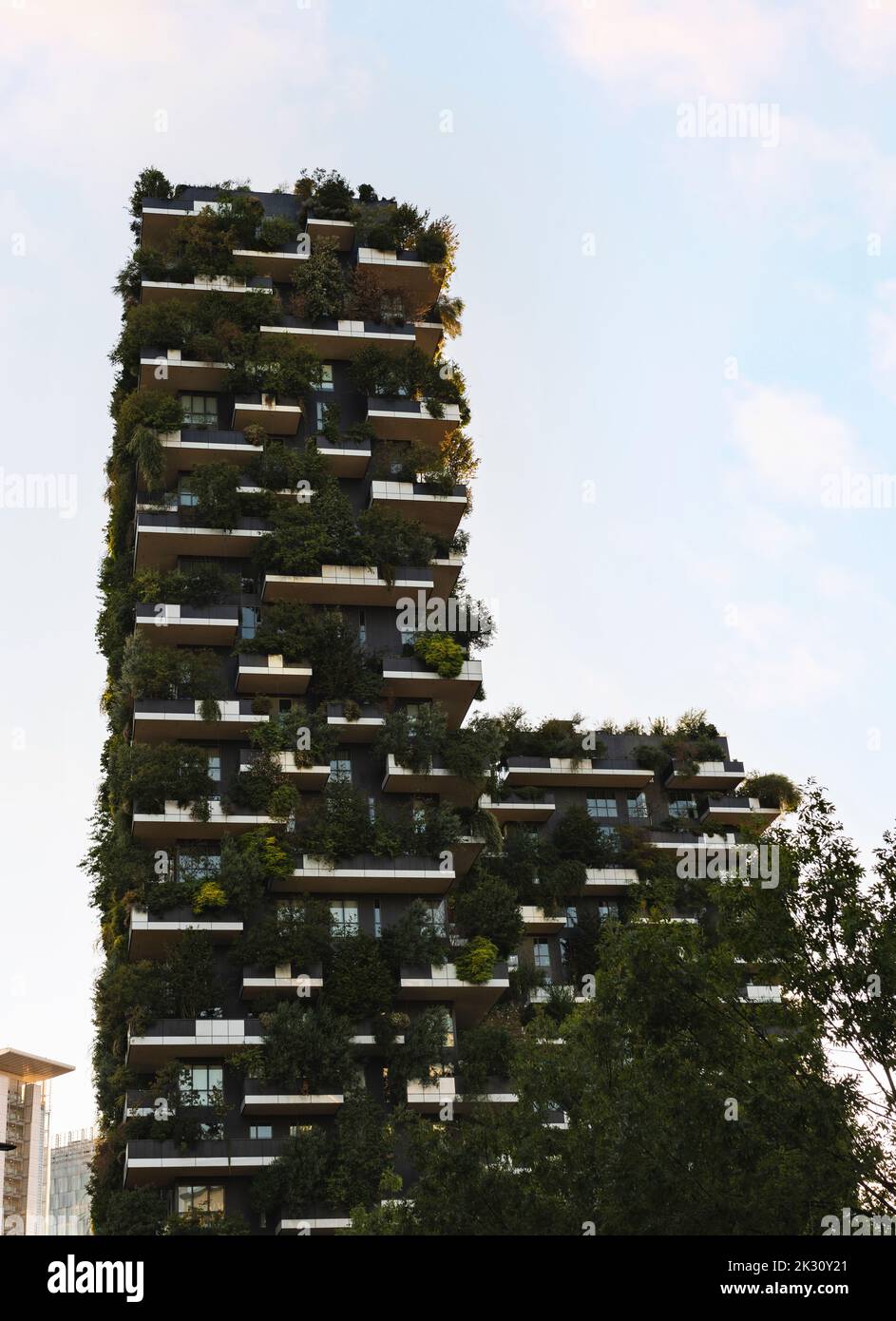 Apartments mit vertikalem Garten vor dem Himmel Stockfoto