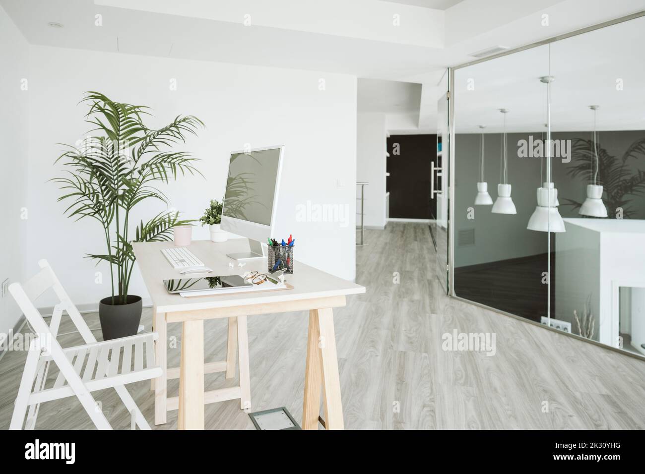 Leeres modernes Büro mit Desktop-PC Stockfoto