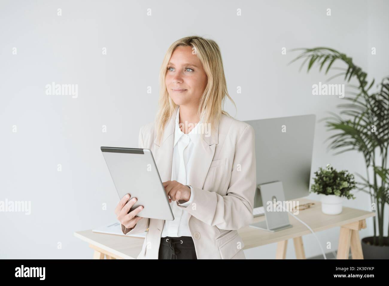 Geschäftsfrau mit Tablet-PC im Büro Stockfoto