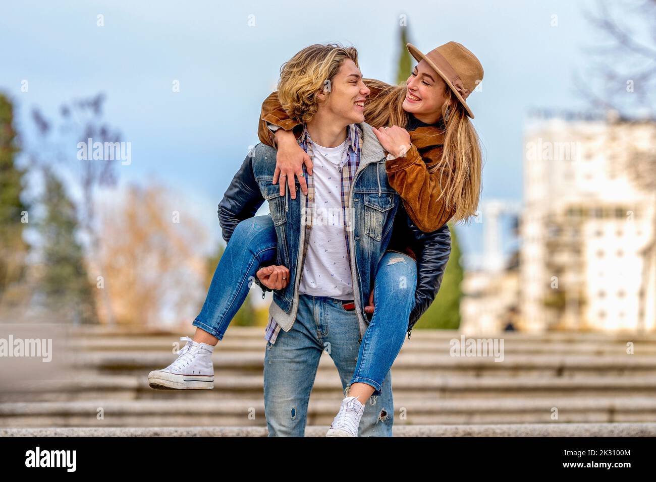 Glücklicher Mann Huckepack Frau im Urlaub Stockfoto