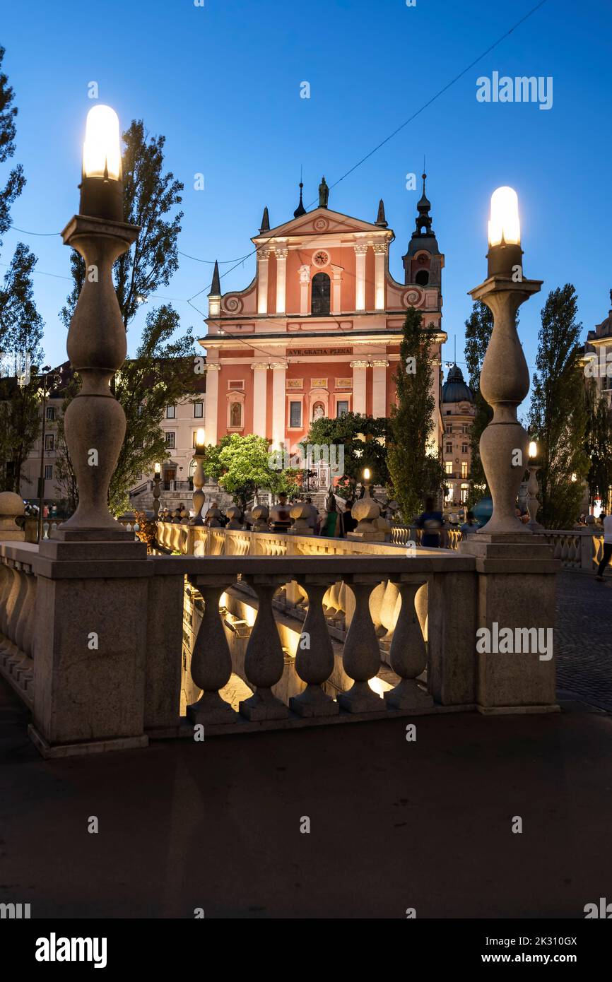 Slowenien, Ljubljana, Franziskanerkirche der Verkündigung am Preseren-Platz in der Abenddämmerung Stockfoto