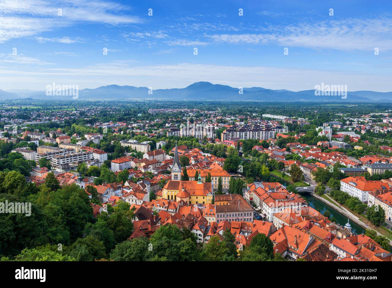 Slowenien, Ljubljana, Blick auf die Altstadt mit Hügeln im Hintergrund Stockfoto